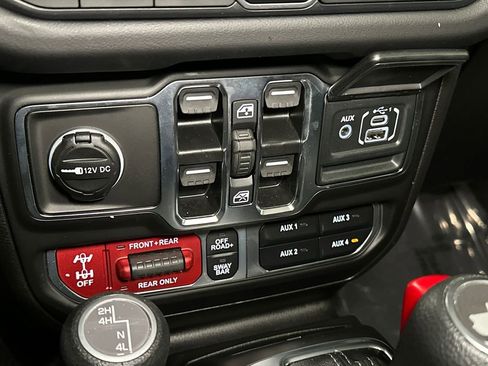 Used 2025 Jeep Wrangler Unlimited Rubicon w/ Technology Group image 21