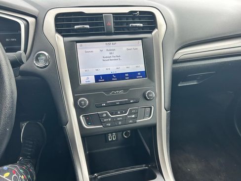 Used 2020 Ford Fusion SE FWD image 4