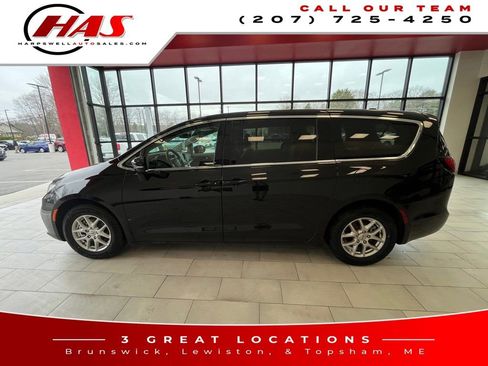 Used 2024 Chrysler Pacifica Touring-L FWD image 2