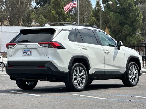 Used 2022 Toyota RAV4 XLE Premium FWD image 5