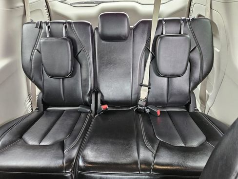 Used 2023 Chrysler Pacifica Touring-L FWD image 13