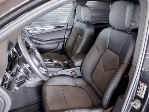 Certified 2025 Porsche Macan image 5