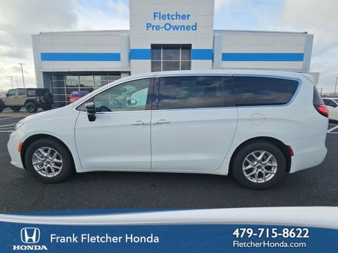 Used 2024 Chrysler Pacifica Touring-L image 1
