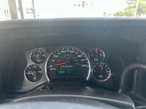 Used 2016 Chevrolet Express 2500 RWD image 11