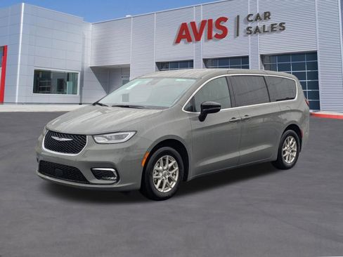 Used 2025 Chrysler Pacifica Select image 1