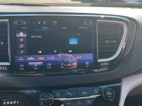 Used 2024 Chrysler Pacifica Touring-L image 18