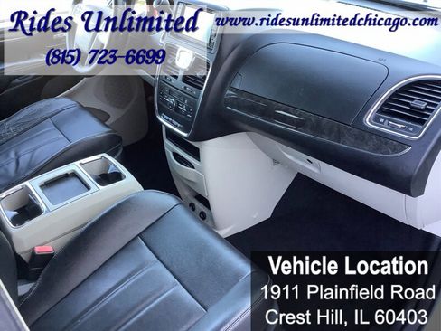 Used 2014 Chrysler Town & Country Touring FWD image 36