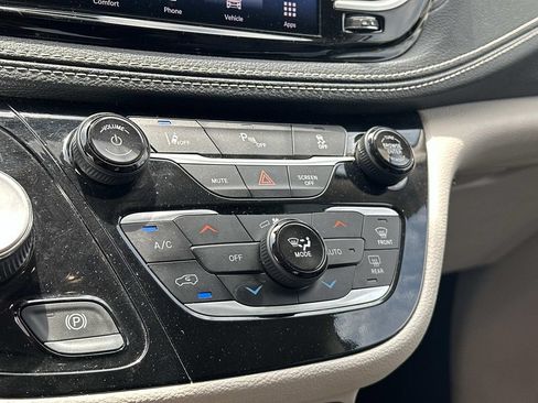 Used 2023 Chrysler Pacifica Touring-L FWD image 23
