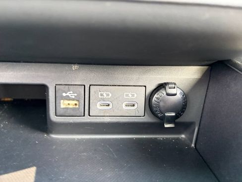 Used 2024 Toyota Highlander Limited AWD/4WD image 30