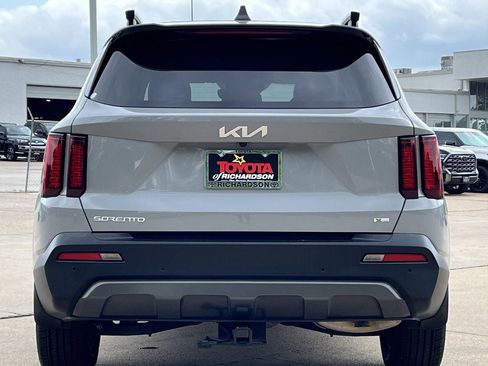 Used 2023 Kia Sorento S w/ Panoramic Sunroof Package AWD/4WD image 5