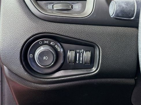 Used 2018 Jeep Renegade Limited w/ UConnect 8.4 Nav Group AWD/4WD image 10