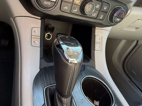 Used 2018 GMC Acadia SLT image 17