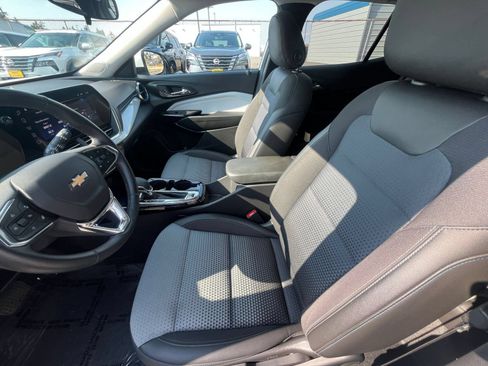 Used 2025 Chevrolet Trax LT w/ LT Convenience Package FWD image 28