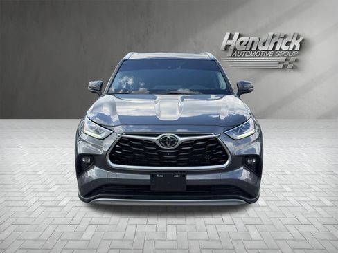 Used 2024 Toyota Highlander Platinum FWD image 3