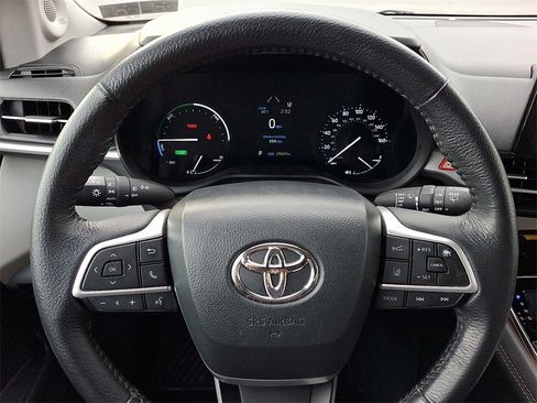 Certified 2024 Toyota Sienna XLE image 21