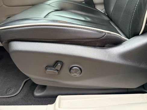 Used 2024 Chrysler Pacifica Limited FWD image 13