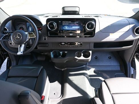 Used 2025 Mercedes-Benz Sprinter 2500 image 16