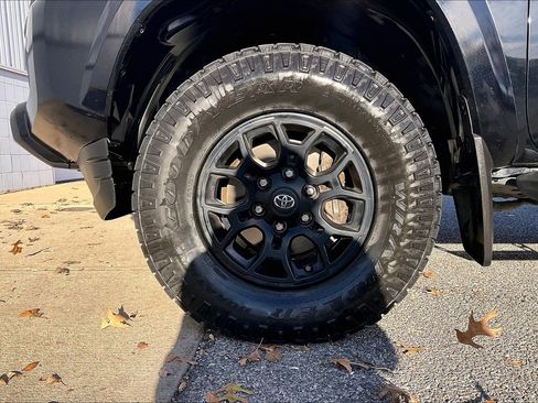 Used 2022 Toyota Tacoma SR5 image 11