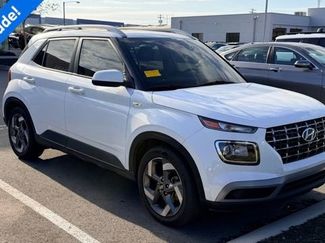 Used 2022 Hyundai Venue SEL video 1