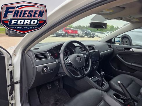 Used 2017 Volkswagen Jetta SE FWD image 13