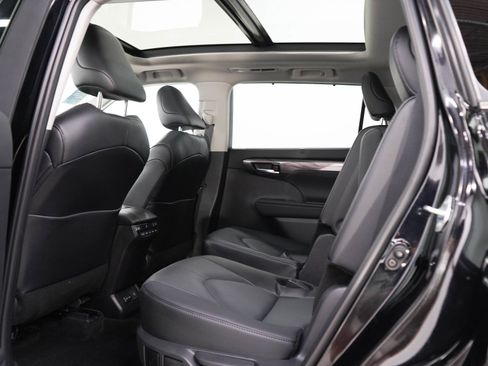 Used 2026 Toyota Highlander Platinum AWD/4WD image 19