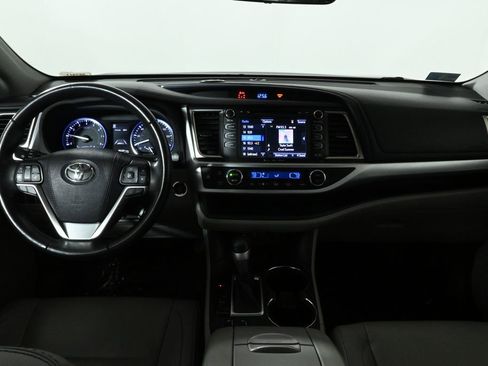 Used 2019 Toyota Highlander XLE image 16