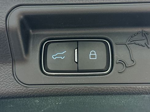 Used 2023 Ford Explorer XLT w/ Equipment Group 202A AWD/4WD image 32