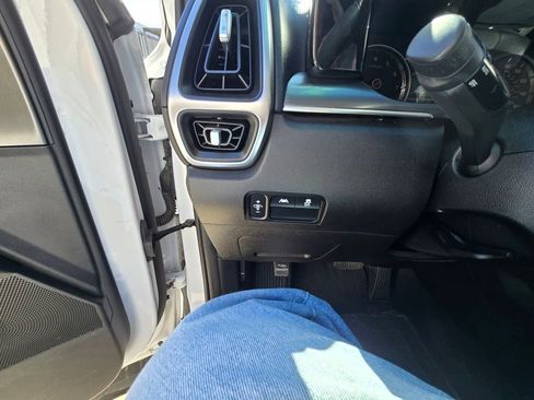 Used 2023 Kia Sorento S image 13