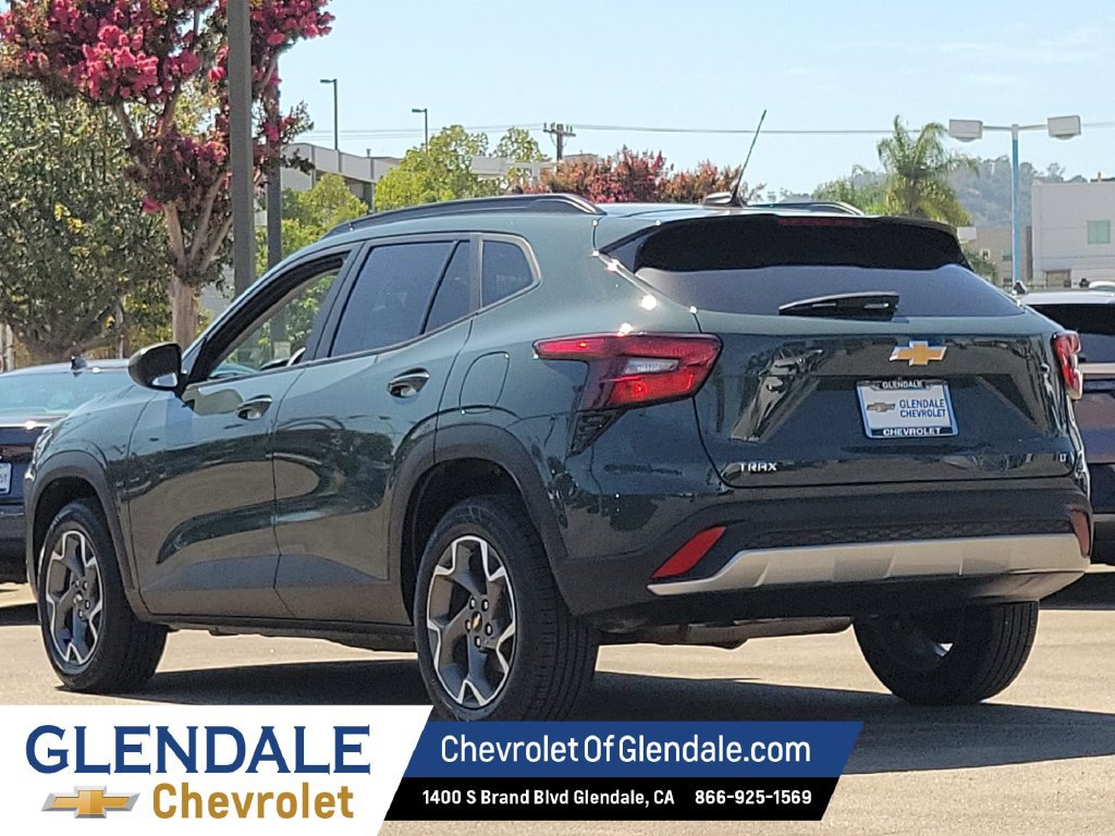 Used 2025 Chevrolet Trax LT FWD image 13