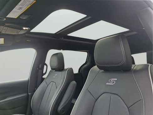 New 2026 Chrysler Pacifica Limited w/ S Appearance Package image 11