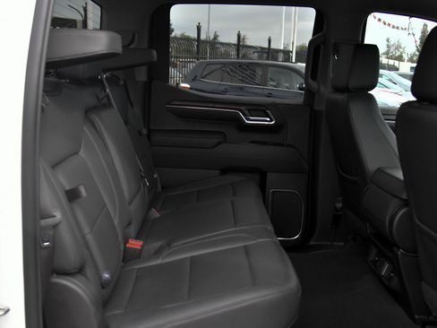 Used 2024 GMC Sierra 1500 SLT image 44