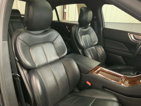 Used 2017 Lincoln Continental Select w/ Climate Package FWD image 5