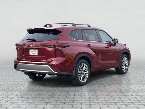 New 2026 Toyota Highlander Platinum image 3