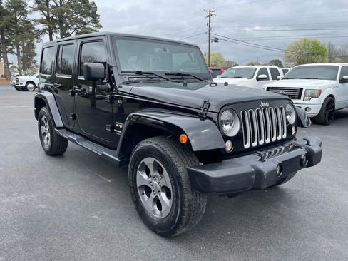 Used 2018 Jeep Wrangler Unlimited Sahara w/ Connectivity Group AWD/4WD image 4