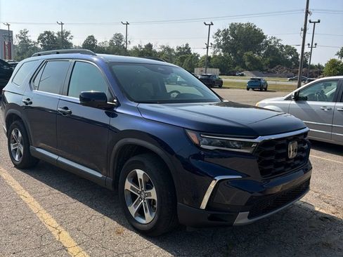 Used 2025 Honda Pilot EX-L image 3