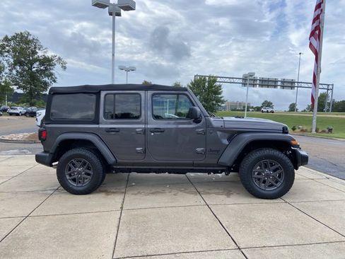 Used 2024 Jeep Wrangler Unlimited Sport AWD/4WD image 13