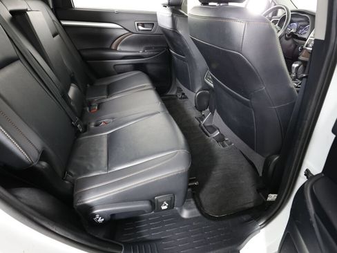 Used 2019 Toyota Highlander XLE w/ Carpet Mat Package (TMS) AWD/4WD image 25