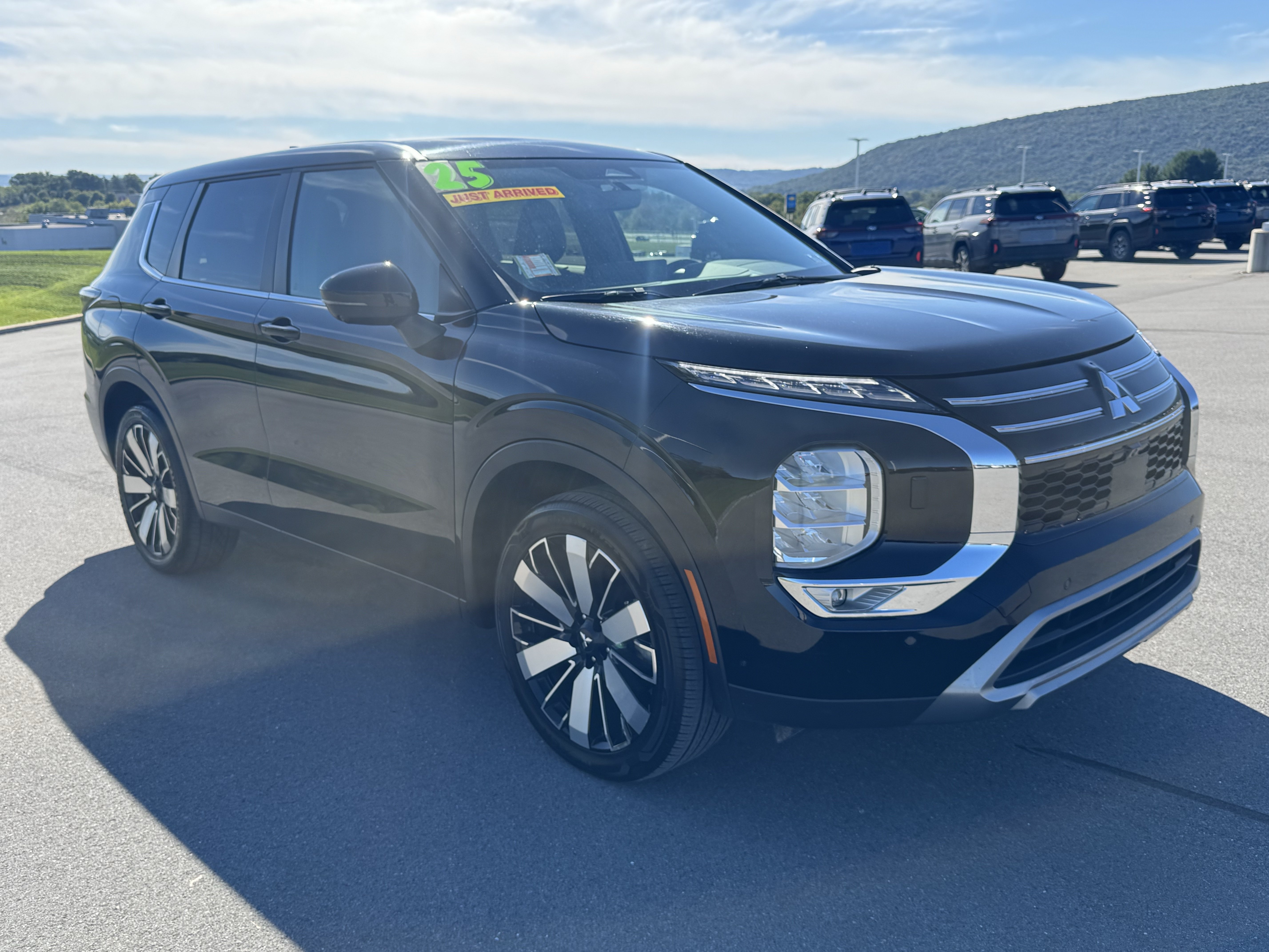 Used 2025 Mitsubishi Outlander SE AWD/4WD image 1