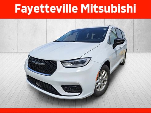 Used 2024 Chrysler Pacifica Touring-L FWD image 6
