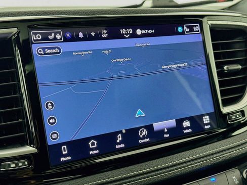 Used 2025 Chrysler Pacifica Limited FWD image 7