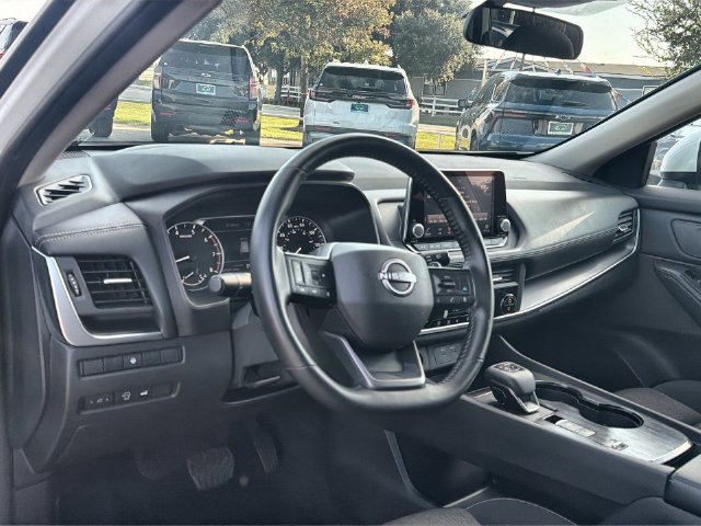 Used 2025 Nissan Rogue SV FWD image 10