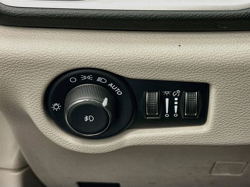 Used 2024 Chrysler Pacifica Touring-L FWD image 17