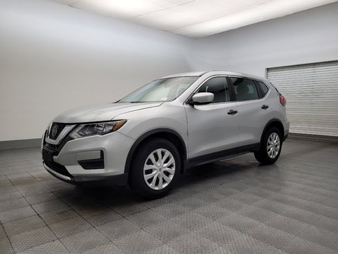 Used 2019 Nissan Rogue S image 2