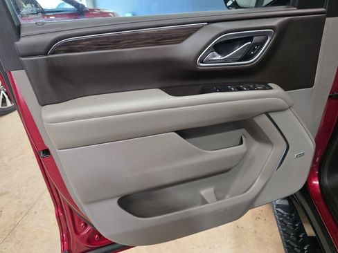 Used 2021 Chevrolet Suburban Z71 w/ Z71 Signature Package AWD/4WD image 13