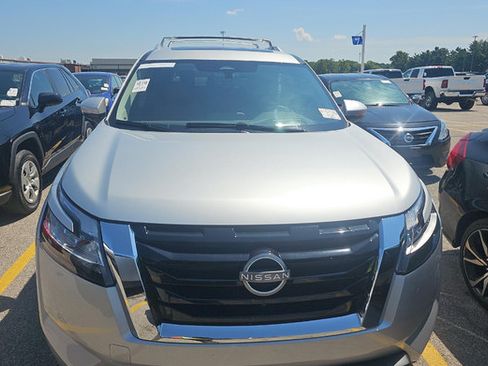 Used 2024 Nissan Pathfinder Platinum AWD/4WD image 7