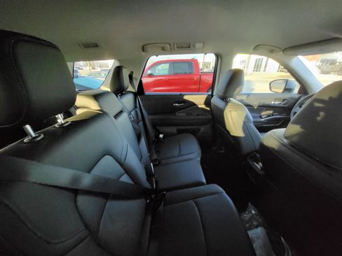 Used 2025 Nissan Pathfinder SL w/ Black Appearance Package image 9