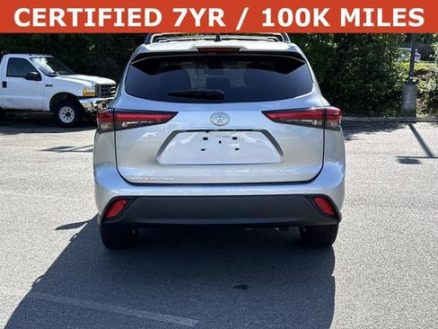 Used 2023 Toyota Highlander LE FWD image 3