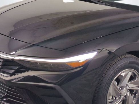 Used 2025 Hyundai Elantra SE FWD image 10