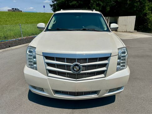 Used 2012 Cadillac Escalade Platinum RWD image 2