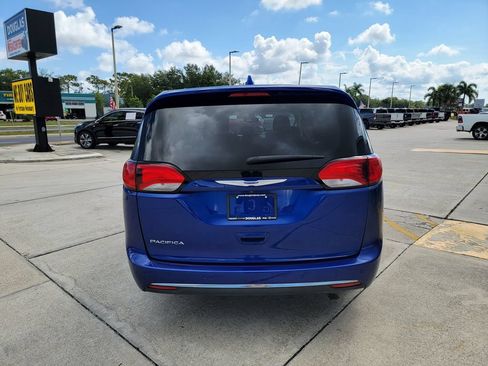Used 2018 Chrysler Pacifica Touring Plus w/ Tire & Wheel Group FWD image 4